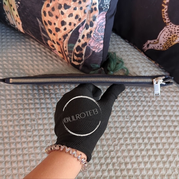 ⚡ FLASH SALE - Saint Laurent Star Leather Clutch - Picture 4 of 14